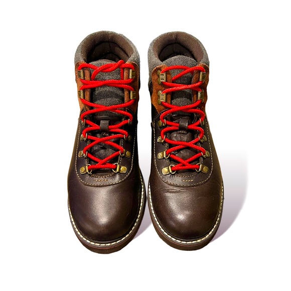 Eastland Butternut hiking boots with red shoestrings. - Picture 9 of 10